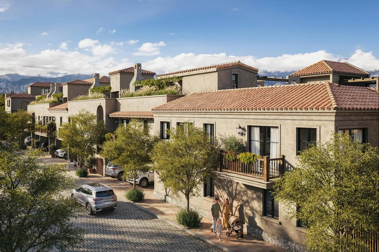 Calle y fachada de Algaria con la cordillera